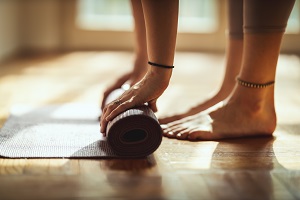 Close,Up,Of,A,Womans,Hands,Is,Rolling,Up,Exercise